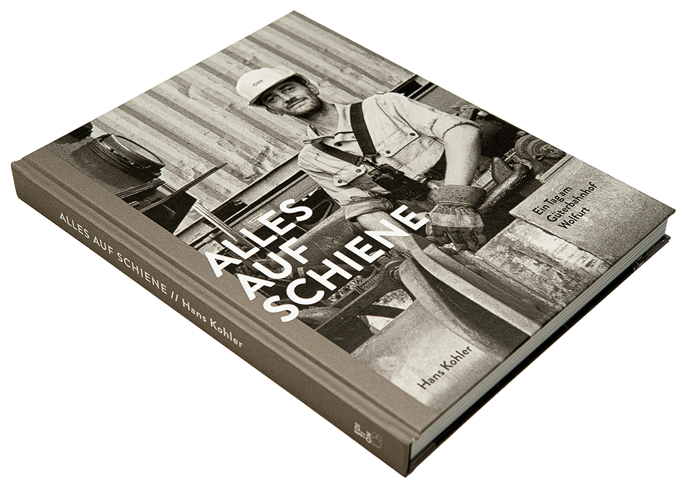 Cover des Buches Alles auf Schiene – Ein Tag am Güterbahnhos Wolfurt von Hans Kohler, Erschienen beim Verlag Edition108